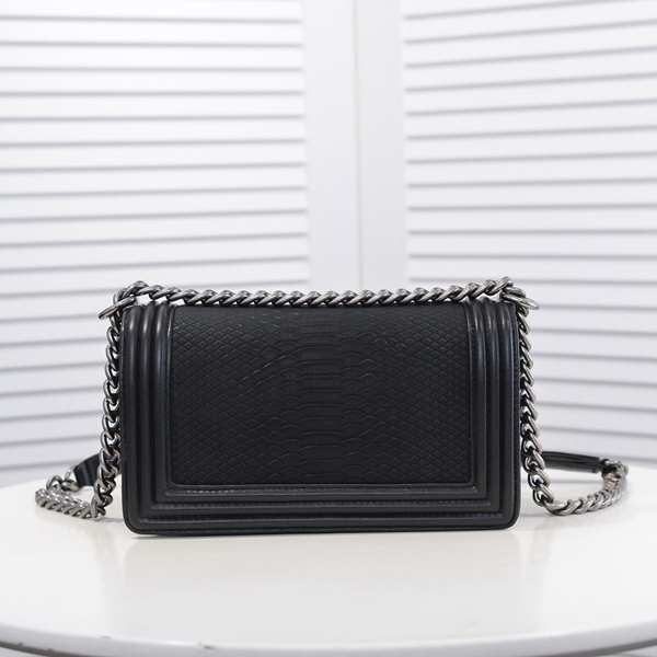 シャネルバッグ側面デザイン